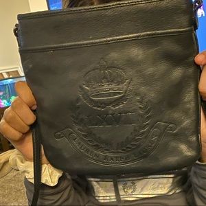 I’m selling this Ralph Lauren purse